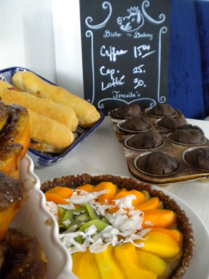 [Fresh fruit and fresh pastries at Terisita's, Alamos, Sonora, Mexico: 70k]
